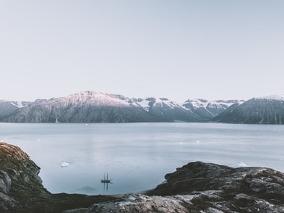 雪覆盖的山和湖
